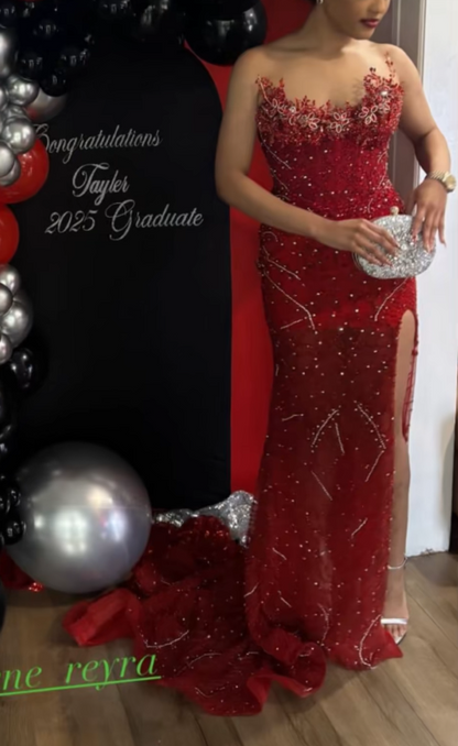 Schickes trägerloses, figurbetontes, langes Abendkleid aus Tüll mit Perlenbesatz und rotem Schlitz, Ballkleid ED11764