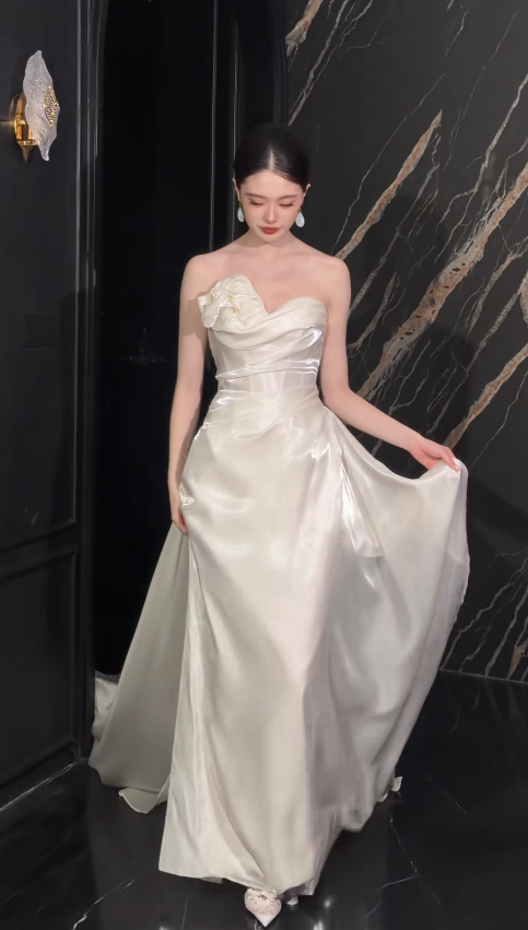 Robe de mariée trapèze intemporelle, robe de mariée en satin, robe de mariée blanche ED11807