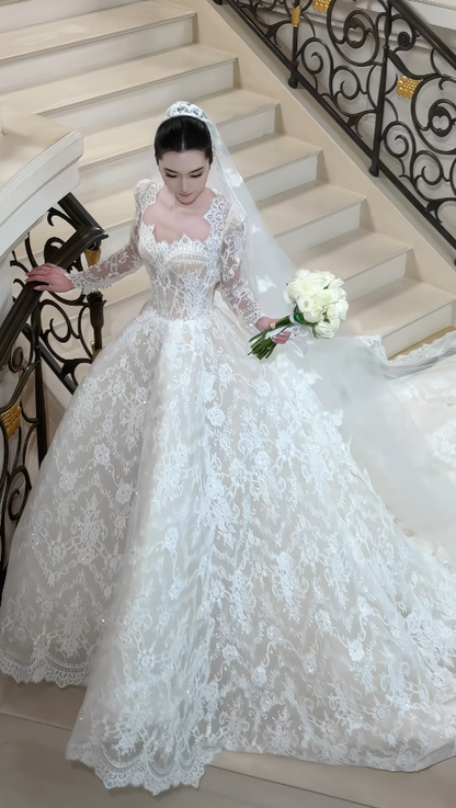 Robe de mariée intemporelle en dentelle, coupe trapèze, blanche, au style romantique ED11809