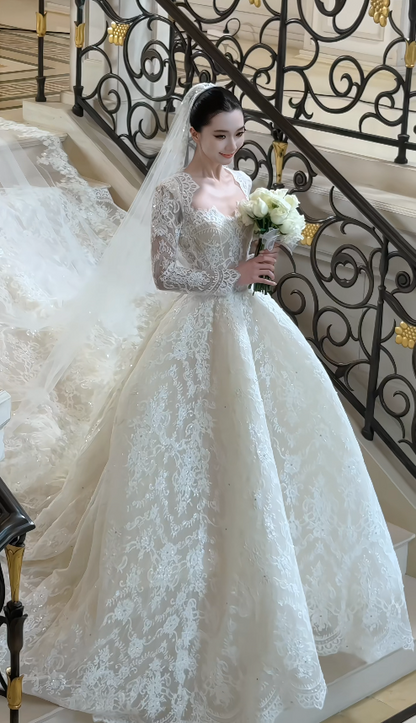 Robe de mariée intemporelle en dentelle, coupe trapèze, blanche, au style romantique ED11809