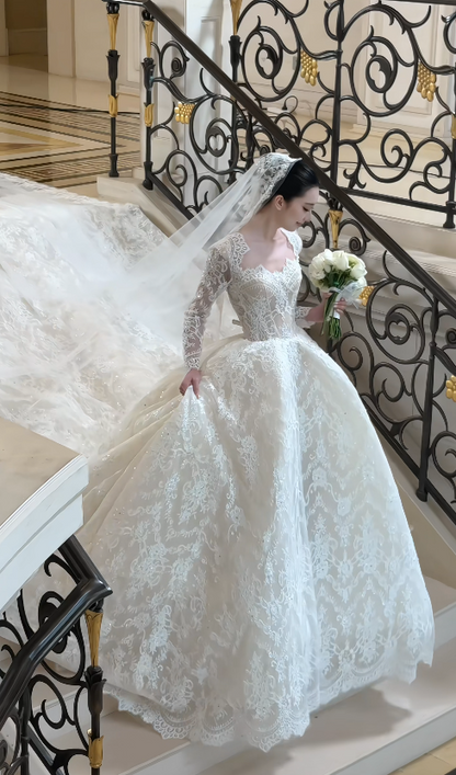 Robe de mariée intemporelle en dentelle, coupe trapèze, blanche, au style romantique ED11809