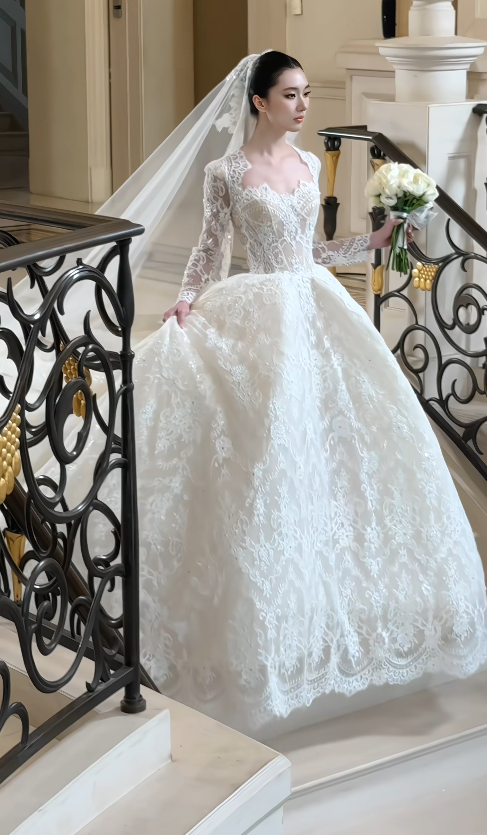 Robe de mariée intemporelle en dentelle, coupe trapèze, blanche, au style romantique ED11809