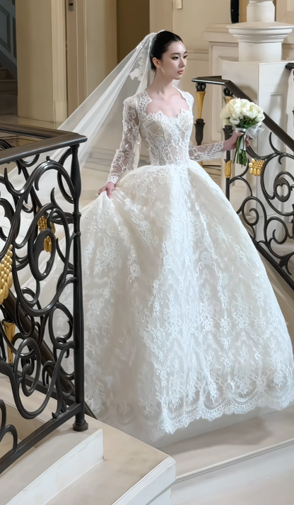 Robe de mariée intemporelle en dentelle, coupe trapèze, blanche, au style romantique ED11809