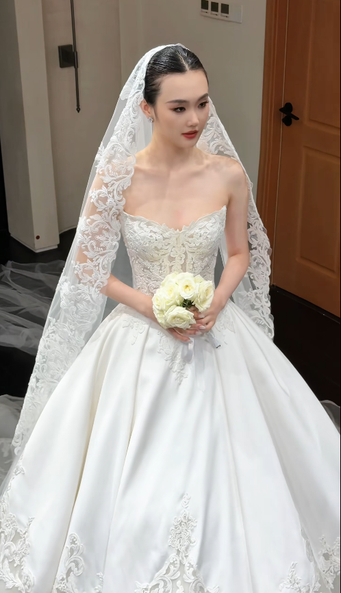 Robe de mariée trapèze intemporelle et romantique, en satin blanc, ED11810