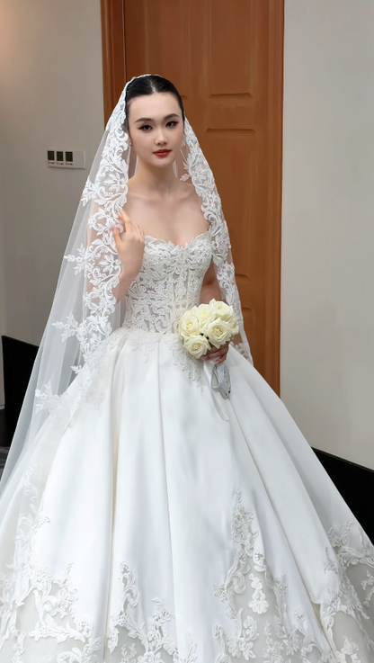 Robe de mariée trapèze intemporelle et romantique, en satin blanc, ED11810