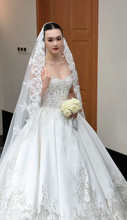 Robe de mariée trapèze intemporelle et romantique, en satin blanc, ED11810