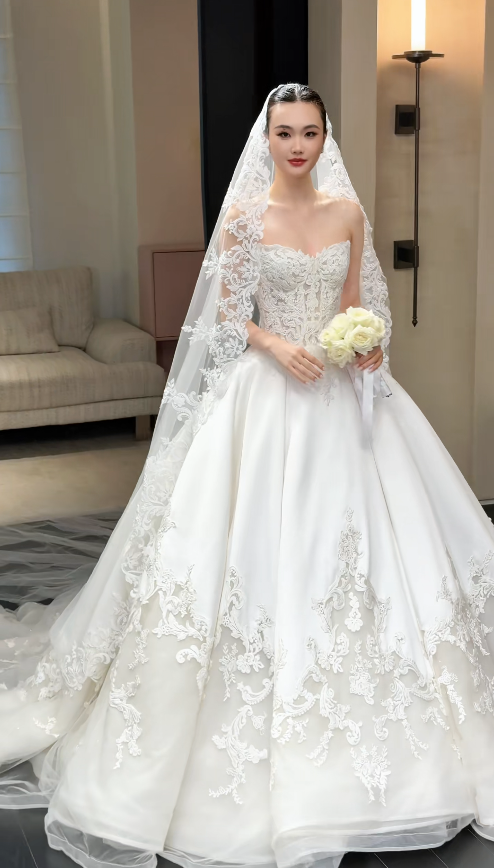 Robe de mariée trapèze intemporelle et romantique, en satin blanc, ED11810