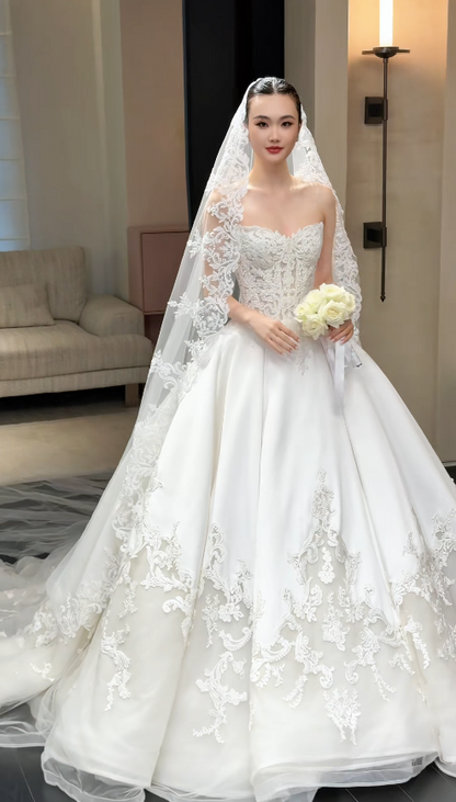 Robe de mariée trapèze intemporelle et romantique, en satin blanc, ED11810