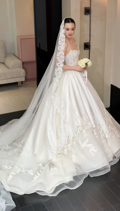 Robe de mariée trapèze intemporelle et romantique, en satin blanc, ED11810