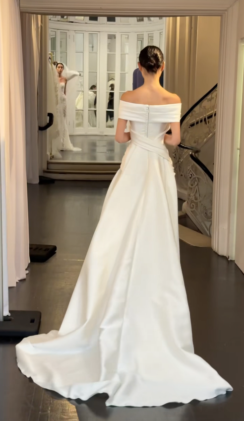 Robe de mariée fourreau intemporelle en satin et dentelle à épaules dénudées, robe de mariée blanche ED11811