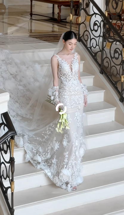 Robe de mariée fourreau intemporelle à col en V en dentelle perlée, blanche ED11812