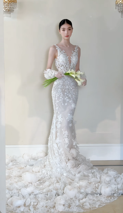 Robe de mariée fourreau intemporelle à col en V en dentelle perlée, blanche ED11812