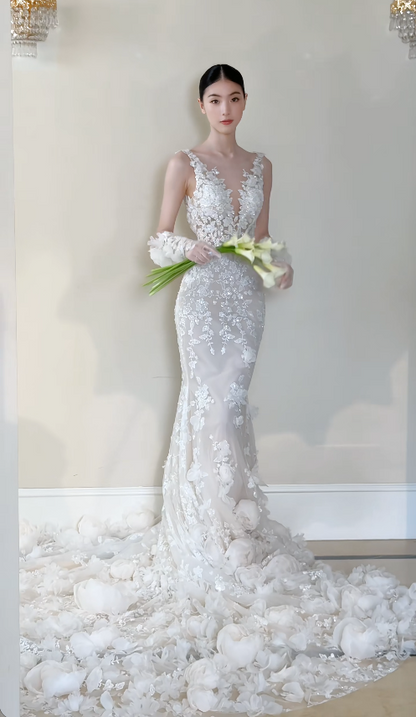 Robe de mariée fourreau intemporelle à col en V en dentelle perlée, blanche ED11812