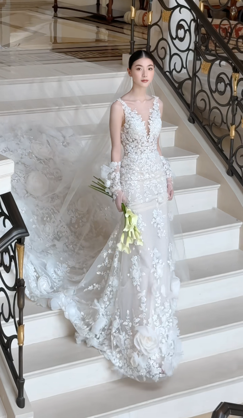 Robe de mariée fourreau intemporelle à col en V en dentelle perlée, blanche ED11812