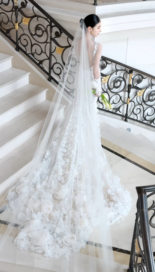 Robe de mariée fourreau intemporelle à col en V en dentelle perlée, blanche ED11812