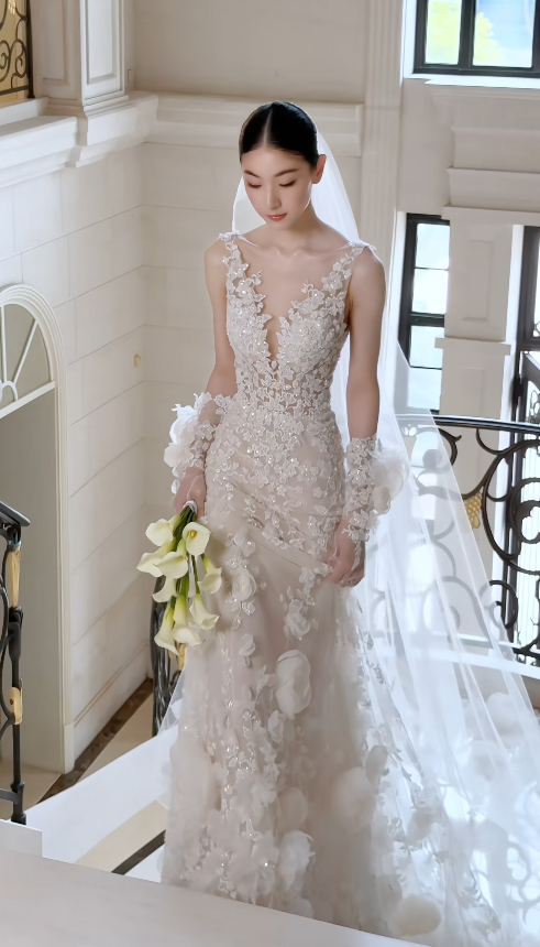 Robe de mariée fourreau intemporelle à col en V en dentelle perlée, blanche ED11812