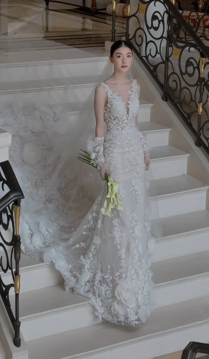 Robe de mariée fourreau intemporelle à col en V en dentelle perlée, blanche ED11812