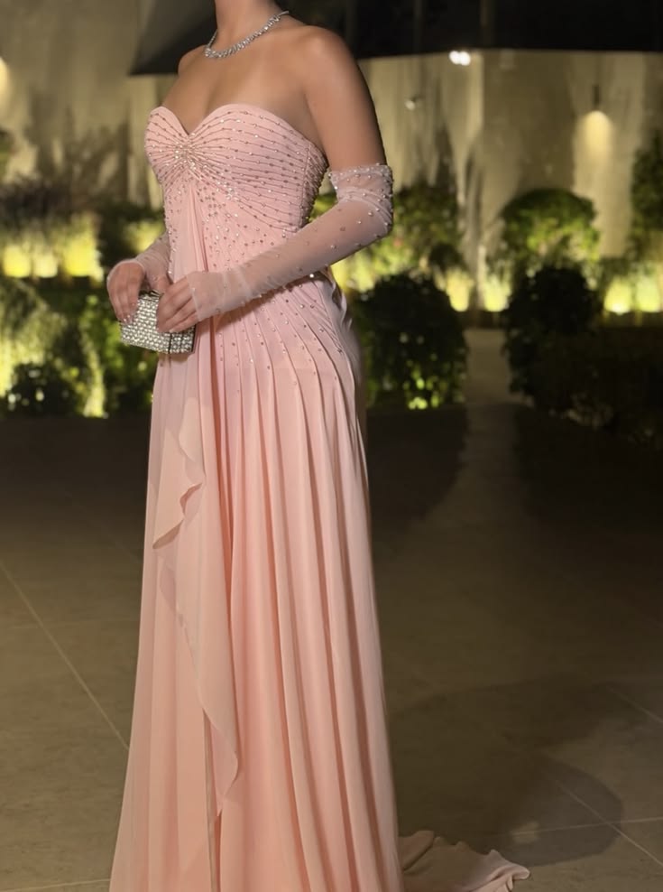 Wunderschönes rosa Abendkleid aus Chiffon mit herzförmigem Ausschnitt und schmaler Silhouette ED11826