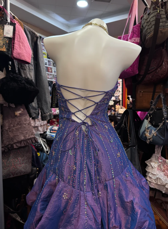 Wunderschönes trägerloses, bodenlanges A-Linien-Abendkleid aus Satin, lila Ballkleid ED11942
