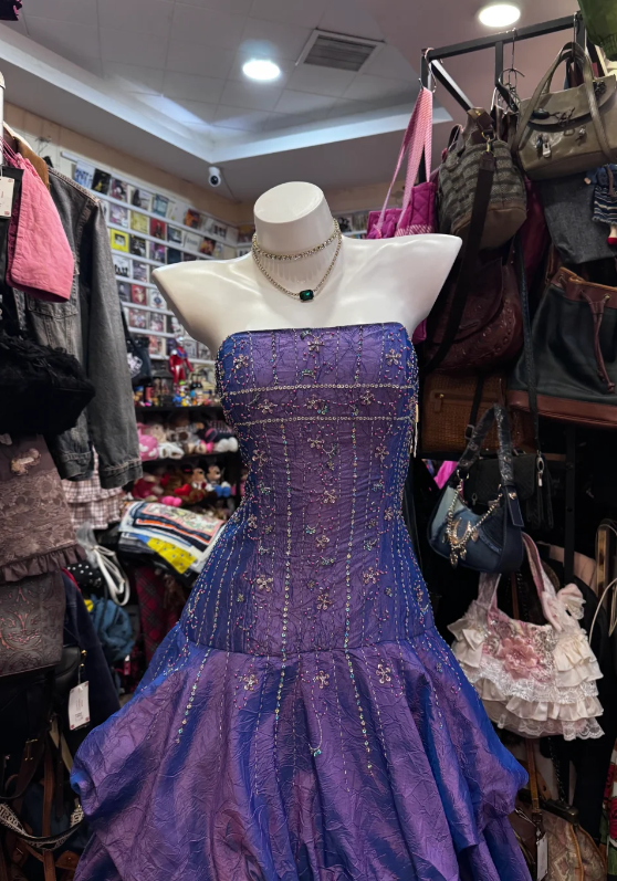 Wunderschönes trägerloses, bodenlanges A-Linien-Abendkleid aus Satin, lila Ballkleid ED11942