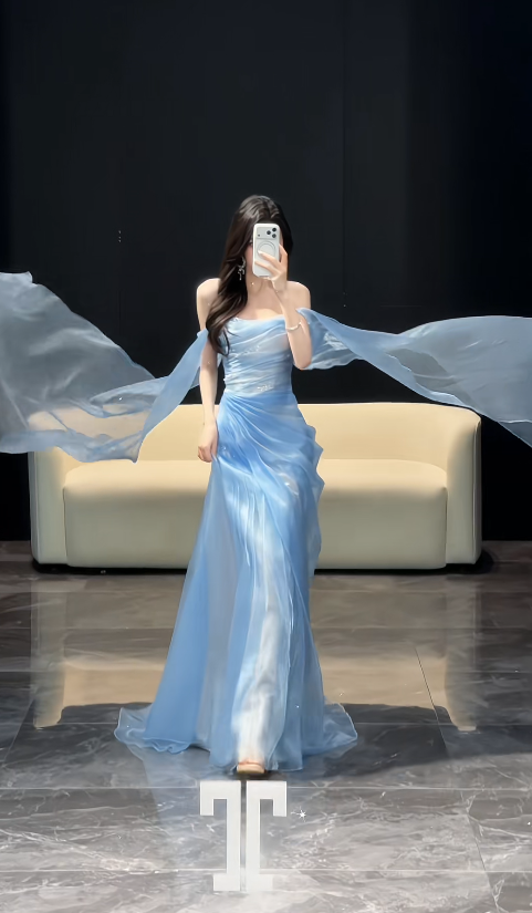 Magnifique robe de soirée longue en tulle bleu à coupe trapèze et épaules dénudées ED11946