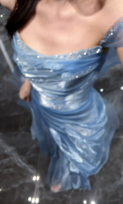 Magnifique robe de soirée longue en tulle bleu à coupe trapèze et épaules dénudées ED11946