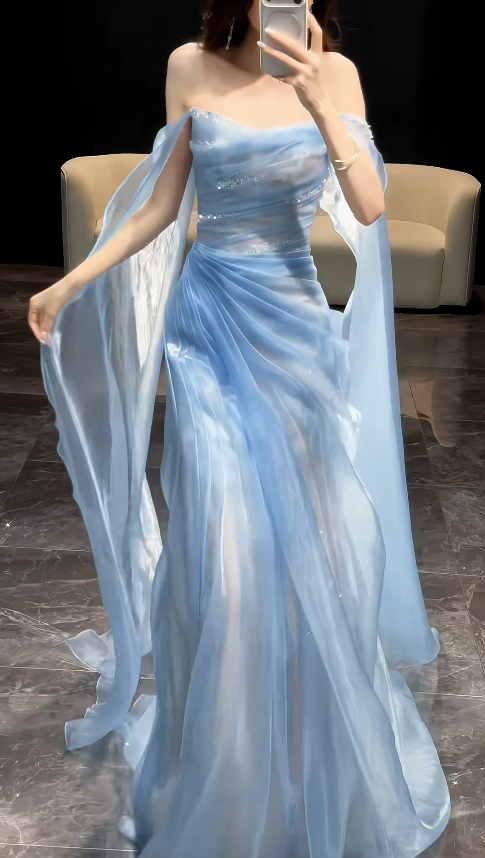 Magnifique robe de soirée longue en tulle bleu à coupe trapèze et épaules dénudées ED11946