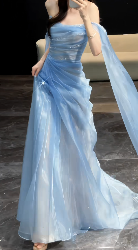 Magnifique robe de soirée longue en tulle bleu à coupe trapèze et épaules dénudées ED11946