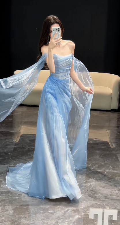 Magnifique robe de soirée longue en tulle bleu à coupe trapèze et épaules dénudées ED11946