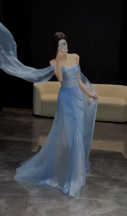 Magnifique robe de soirée longue en tulle bleu à coupe trapèze et épaules dénudées ED11946