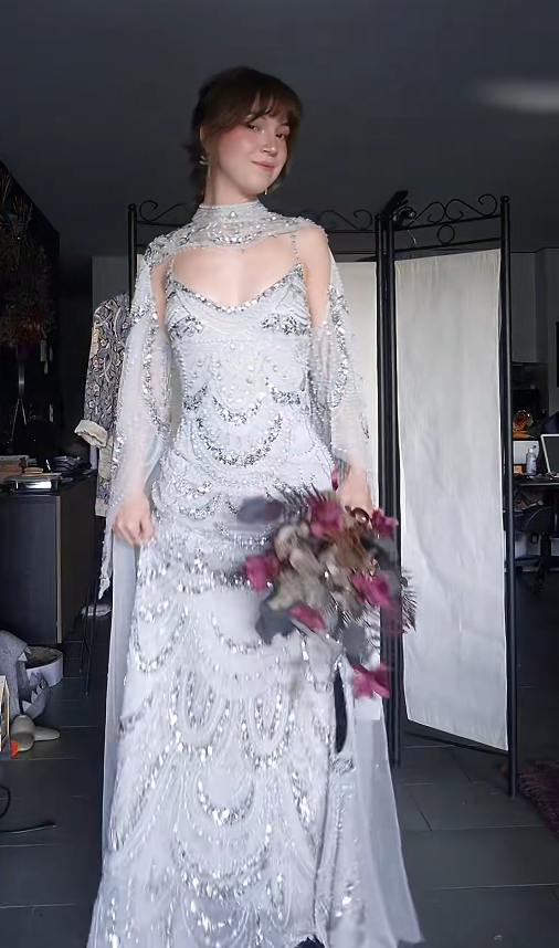 Schickes graues, perlenbesetztes, figurbetontes langes Abendkleid aus Chiffon ED11977
