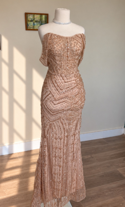 Wunderschönes roségoldenes, figurbetontes, perlenbesetztes langes Abendkleid aus Tüll ED12068