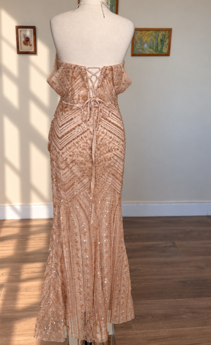 Wunderschönes roségoldenes, figurbetontes, perlenbesetztes langes Abendkleid aus Tüll ED12068