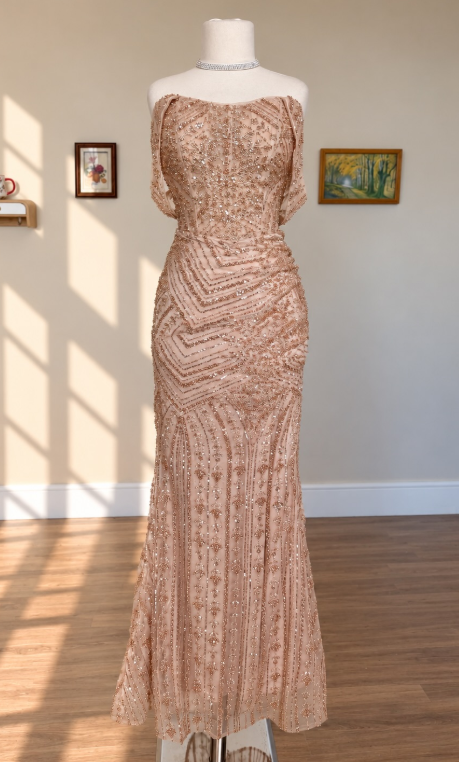 Wunderschönes roségoldenes, figurbetontes, perlenbesetztes langes Abendkleid aus Tüll ED12068