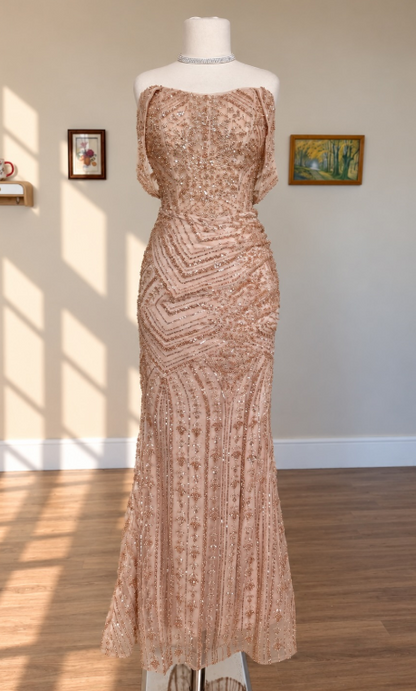 Wunderschönes roségoldenes, figurbetontes, perlenbesetztes langes Abendkleid aus Tüll ED12068