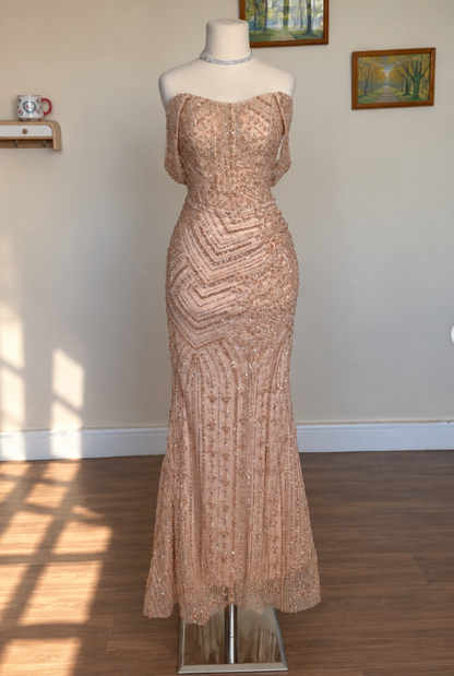 Wunderschönes roségoldenes, figurbetontes, perlenbesetztes langes Abendkleid aus Tüll ED12068