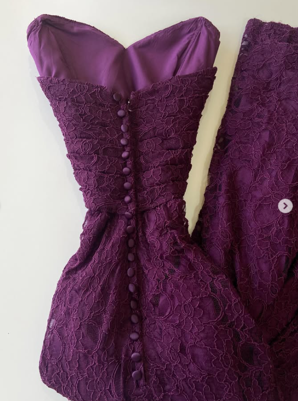 Schönes tiefviolettes, langes Etuikleid aus Spitze für den Abschlussball ED12083
