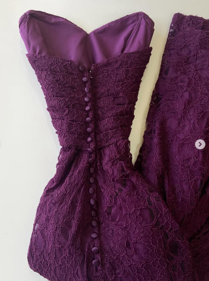 Schönes tiefviolettes, langes Etuikleid aus Spitze für den Abschlussball ED12083