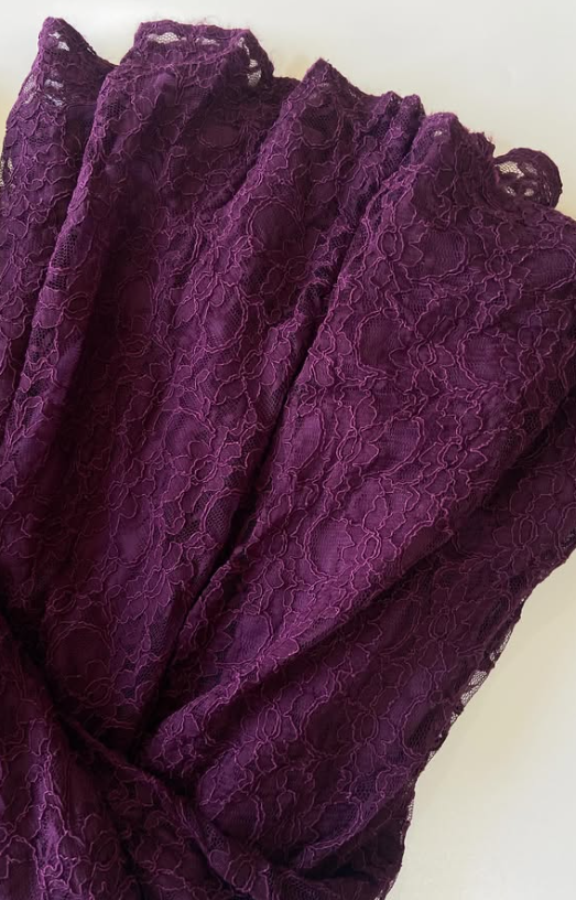 Schönes tiefviolettes, langes Etuikleid aus Spitze für den Abschlussball ED12083