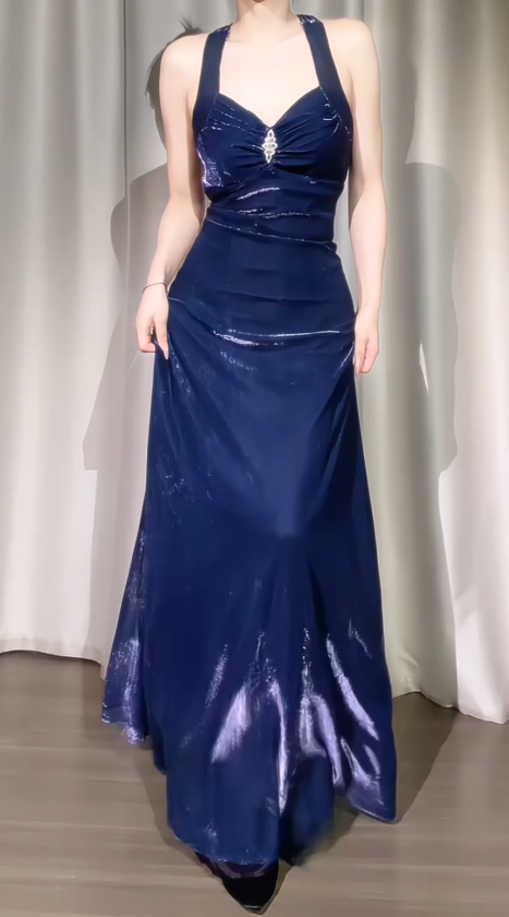 Schönes marineblaues, langes Abendkleid aus Satin in Etui-Passform ED12086