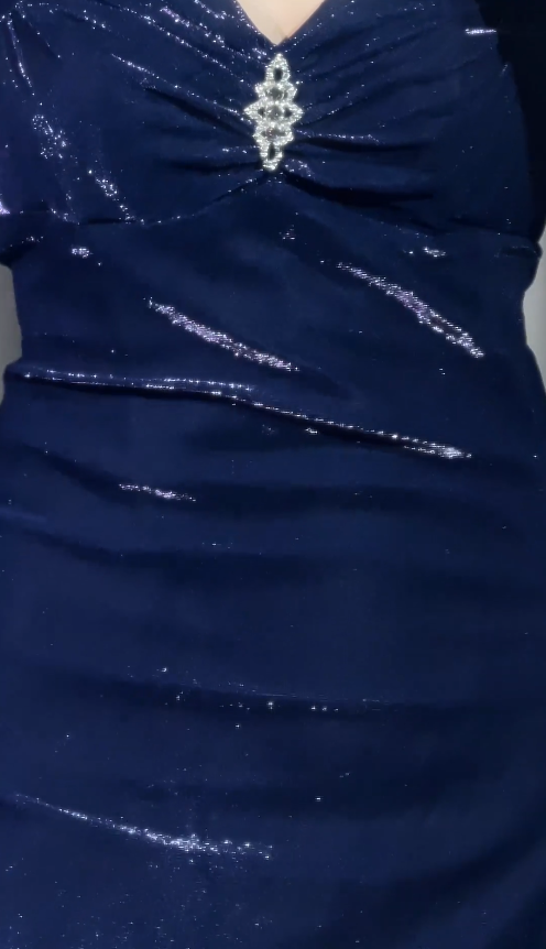 Schönes marineblaues, langes Abendkleid aus Satin in Etui-Passform ED12086