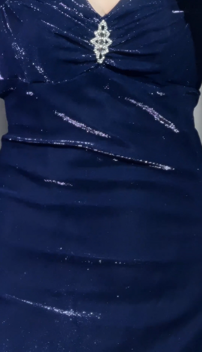 Schönes marineblaues, langes Abendkleid aus Satin in Etui-Passform ED12086