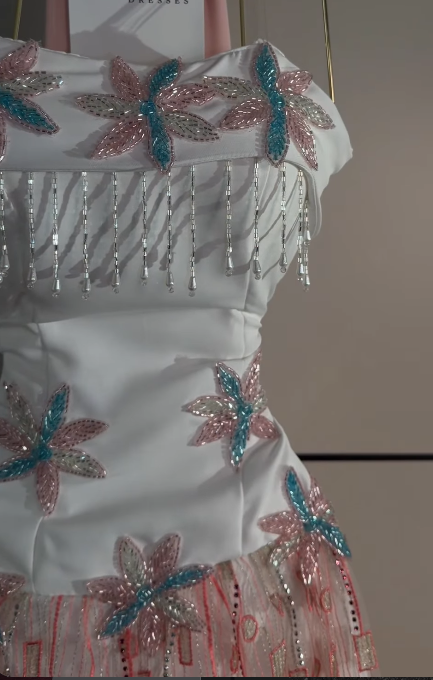 Wunderschönes rosa Ballkleid, figurbetontes Tüllkleid mit Perlenbesatz, langes Abendkleid ED12098