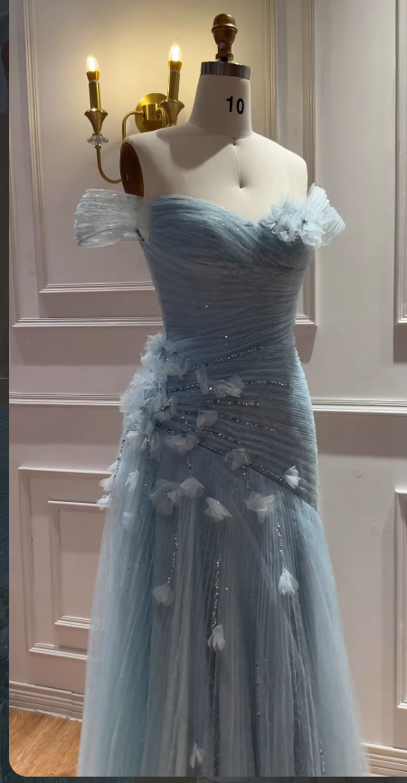 Schickes hellblaues, figurbetontes langes Abendkleid aus Tüll ED12110