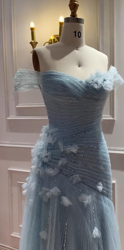 Schickes hellblaues, figurbetontes langes Abendkleid aus Tüll ED12110