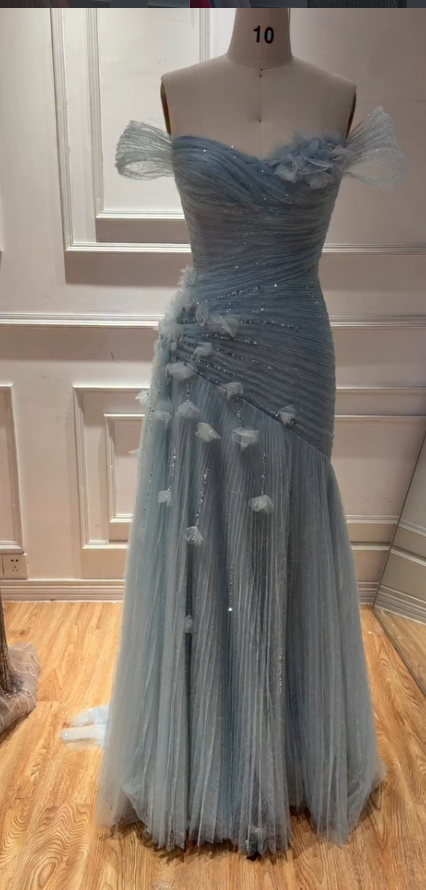 Schickes hellblaues, figurbetontes langes Abendkleid aus Tüll ED12110