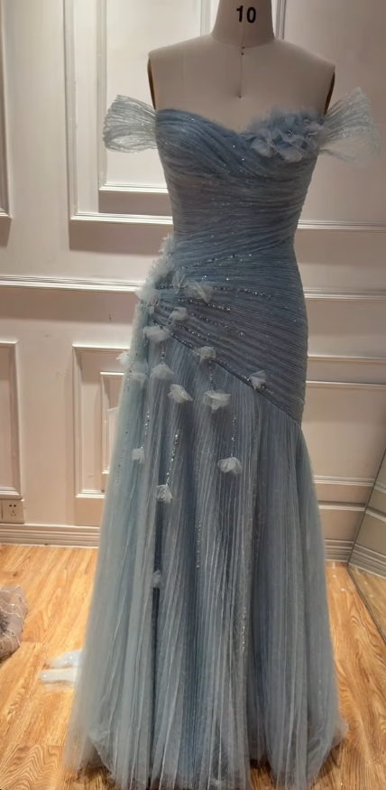 Schickes hellblaues, figurbetontes langes Abendkleid aus Tüll ED12110