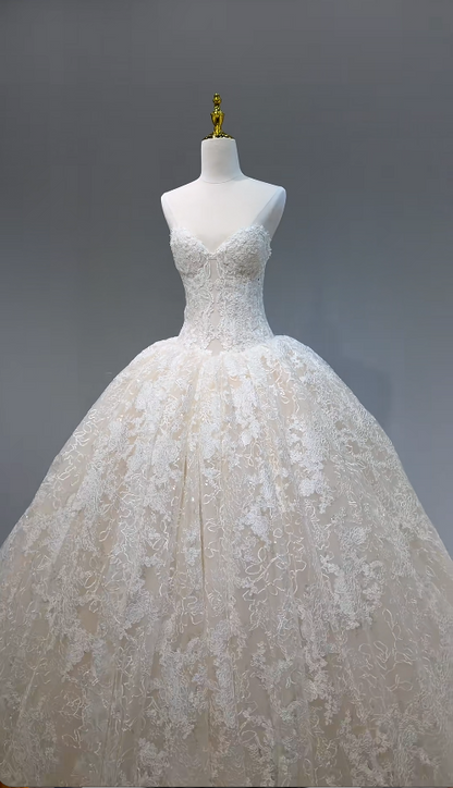 Robe de mariée blanche intemporelle de coupe trapèze en dentelle perlée ED12172