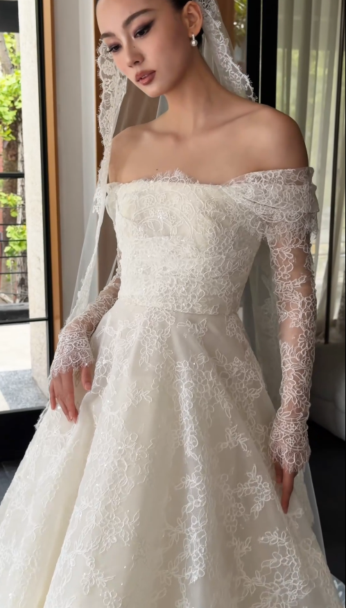 Robe de mariée intemporelle en dentelle, coupe trapèze, épaules dénudées, blanche ED12173