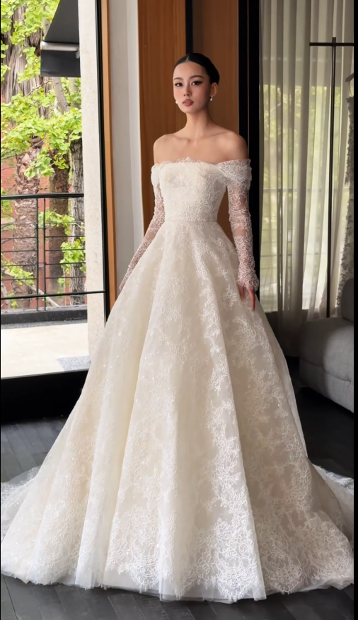 Robe de mariée intemporelle en dentelle, coupe trapèze, épaules dénudées, blanche ED12173